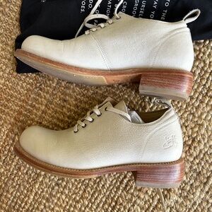 Beige Simple Living Winch wholecut shoes